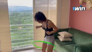 Una buena follada en la sala de mi casa mientras nuestros padrastros se van de viaje.