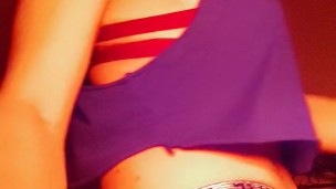 A la luz de la estufa. Fumando.