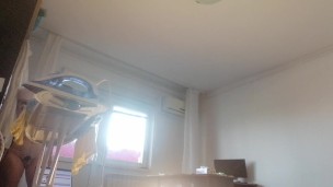 Amateur-Ehefrau macht nackt Hausarbeit. Latina mit behaarter Muschi, großem Arsch.