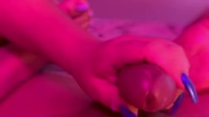 Me hace una paja hasta venirme en sus manos