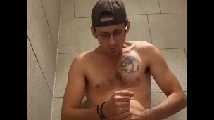 So horny at work that i need to mastrubat and give a big cumshot