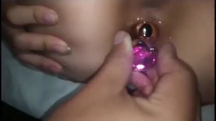 أحاول فتح مؤخرة صديقتي العذراء، تصرخ قائلة إن ذلك يؤلمها لكنها في النهاية معجبة بها 💦🔥