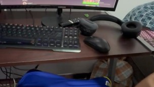 Mi novia me ve masturbandome y me ayuda a terminar