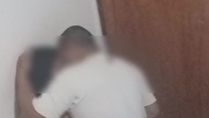 Namorada do corno estranho no banheiro