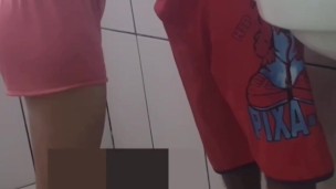 Fodendo a empregada . no banheiro !