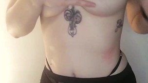 Hermosa Tatuada se graba Vistiéndose para su Vecino