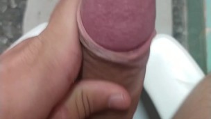 Me tocó solo en el baño