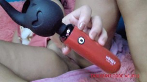 very powerful clit toy gives her multiple squirts!! honeyplaybox